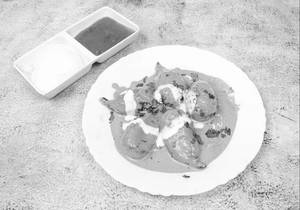 Makhni Gravy Momos [8 Pcs]