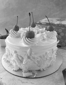 White Forest Cake [450 Grams]