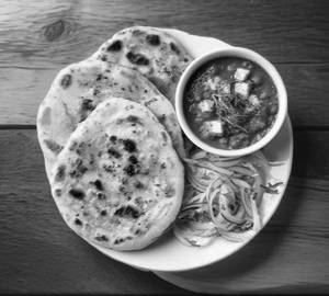 Aloo Paneer Kulcha [6 Pieces, Serves 1]