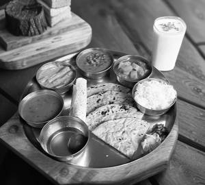 Bajri Rotla Thali