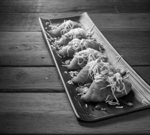 Cheese Topped Tossed + Peri Peri Chicken Momos   