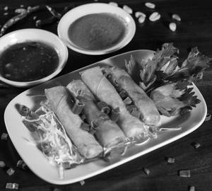 Crispy Fried Schezwan Vegetable Spring Rolls (6 Pcs)