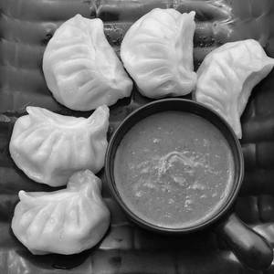 Veg Steamed Momos [6 Pieces]