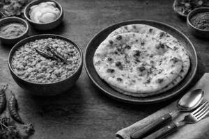 Tandoori Roti(2pcs) With Egg Chana Masala