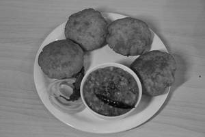 Bedmi Puri With Aloo Sabji (breakfast)