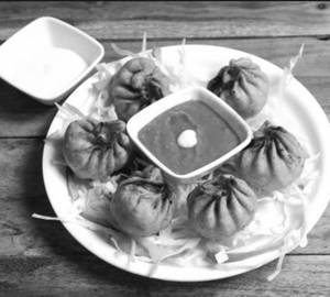 Paneer Momos 6 With Mayonnaise& Chatni