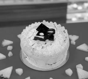 Classic Pineapple Eggless Cake (1 Kg)