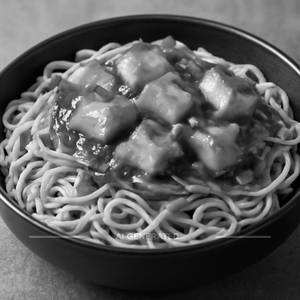 Hakka Noodles With  Paneer In  Hot  Garlic  Sauce