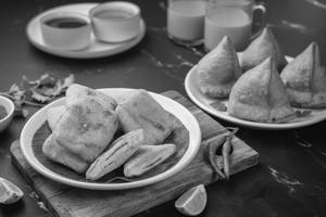 4 Pcs Samosa + 4 Paneer Pakora