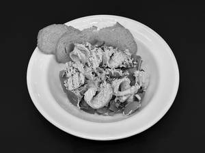 Salad of raisin tomato, chicken