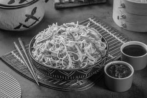 Veg Hakka Noodles [500 ML]