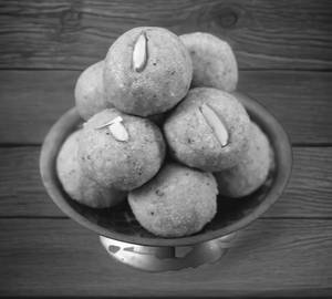 Aata laddu [desi ghee]