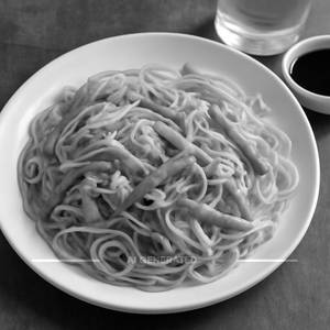 Veg Hakka Noodles (Half)