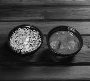 Veg Noodles + [2 pcs] Chicken chilli