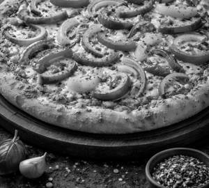 Capsicum onion pizza
