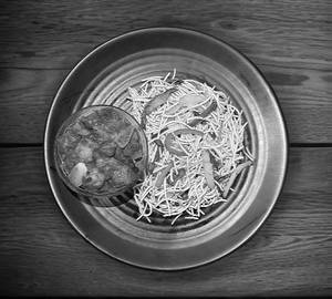 Veg Noodles With Chilli Chicken [4 Pieces]
