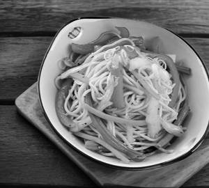 Veg hakka noodles
