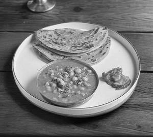 Chole With 2 Tawa Paratha - Zero Maida