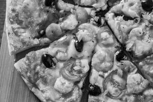 Spicy Grilled Bbq Prawn Pizza - Large
