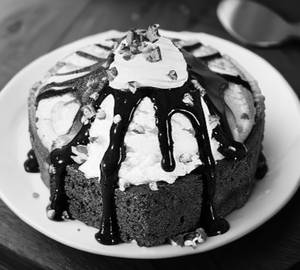 Walnut brownie with hot chocolate