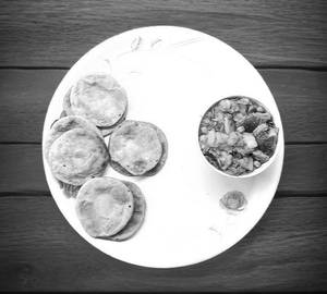 6 Kachori With Aloo Baigan Sabji.. +Salad And Achar (Full Thali )