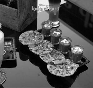 Dal Makhani Shots With Miniature Naan
