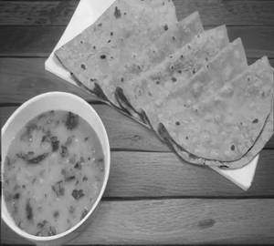 Lasan Wali Moong Dal with 4 Roti