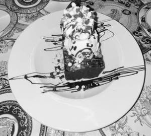 Walnut Brownie With Ice Cream