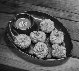 Veg Schezwan Momos [10 Pieces]