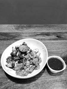 Garlicky Chicken Slices [150Gms] With Grilled Broccoli