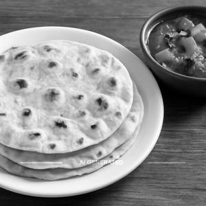 3 phulka with tomato