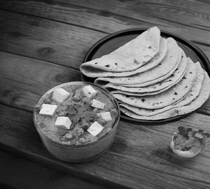 Matar Paneer With 4 Tawa Roti