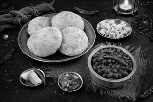 Poori [4pcs] with Kala Chana Ghugni