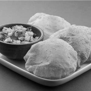 5 Poori With Bhaji