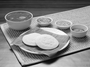 Steamed Idli With Chutney & Sambar