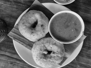 Medu Vada With Chutney & Sambar