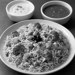Egg biryani+{Raita+Gravy}
