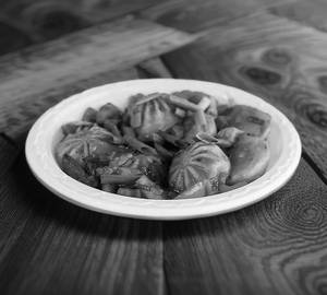 Veg chilli garlic  momos