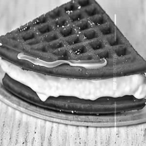 Sprinkles sandwich waffle[Red velvet base]