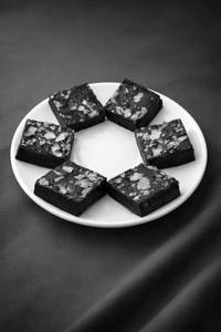 Wallnut Fudge (5 Mini Squares)