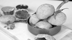 Dal Kachori (3 Pcs) With Aloo Chana Sabji & Chutney