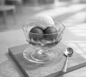 Gulab Jamun With Ice Cream