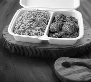 Veg chowmein + chilli chicken [2 pcs]