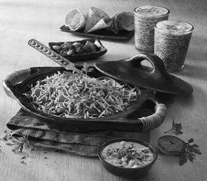 Juhu Chowpaty Tawa Pulav With Raita & Papad