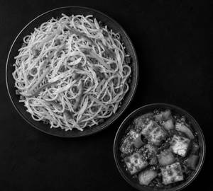 Hot chilli paneer with hakka noodles
