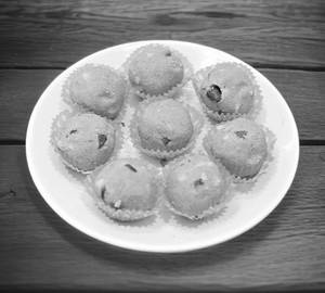 Aata ladoo [per kg]