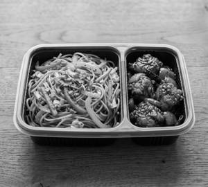 Veg Hakka Noodles With Chilli Chicken 3 Pcs