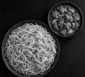 Hakka noodles with chilli chicken