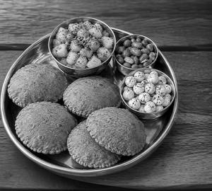 Mini Vrat Thali No Extra4 Kuttu Aata Puri Aloo Sabji, Roasted Peanuts Makhana