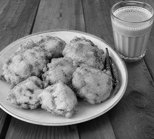 Aloo Pakoda And Chai  [Regular, 1 Cup]